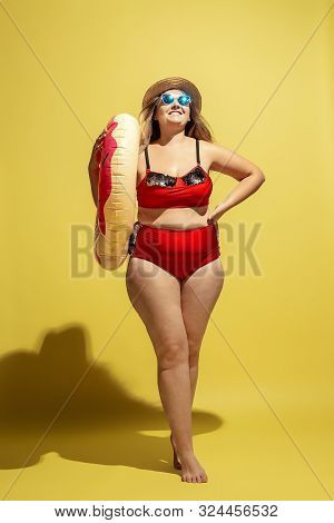 Young Caucasian Plus Size Female Models Preparing For Beach Resort On Yellow Background. Woman In Re