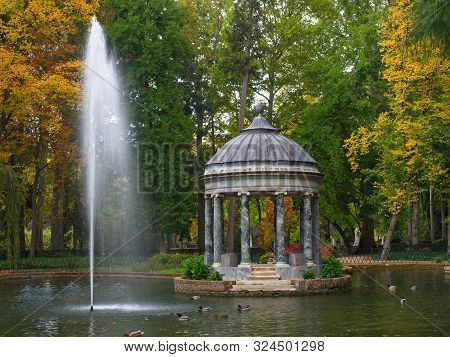 Aranjuez, Madrid, Spain- November 6, 2018: The Pond Of The Chinescos Is An Artificial Lake, A Greek-