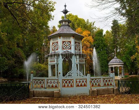 Aranjuez, Madrid, Spain- November 6, 2018: The Pond Of The Chinescos Is An Artificial Lake, A Greek-