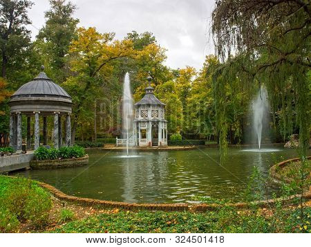 Aranjuez, Madrid, Spain- November 6, 2018: The Pond Of The Chinescos Is An Artificial Lake, A Greek-