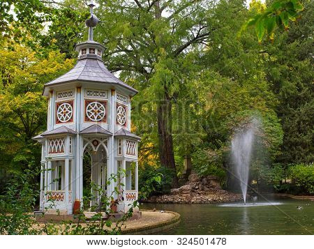 Aranjuez, Madrid, Spain- November 6, 2018: The Pond Of The Chinescos Is An Artificial Lake, A Greek-