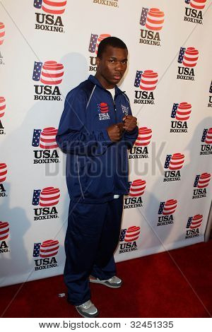 BEVERLY HILLS, CA. - 24 de abril: Boxeador Toka Kahn Clary llega en el beneficio de boxeo de Estados Unidos en el Paley 