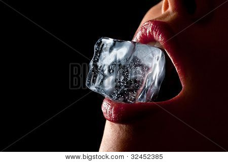 Ice Cube kadının ağzına.