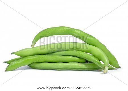 en bunke af broad bean bælg med bønner inde på en hvid baggrund