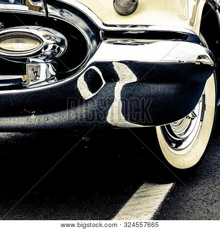 Front View Of A Classic American Retro Car. Clearly Visible Is The Shiny Chrome And The Large Headli