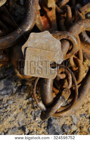 Expired Test Sticker For Chains Used For Load Securing And Transport Of Loads