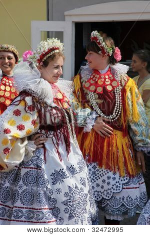 DAKOVO Croazia - luglio 05: un partecipante non identificato nel costume nazionale croato dal villaggio 