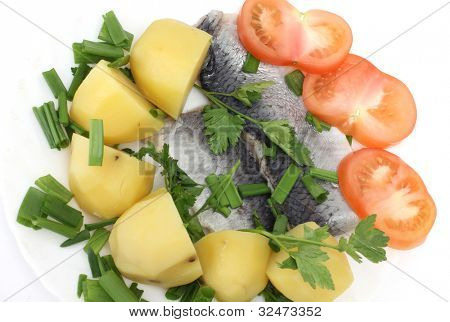 Kleurenfoto's van zout haring en aardappelen op een plaat