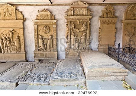 Storici lapidi nel cimitero della città medievale di Marktbreit