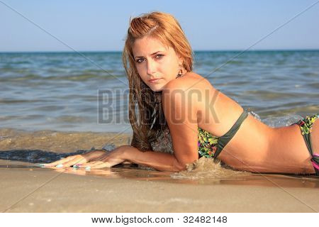 Sexet bikini pige på stranden