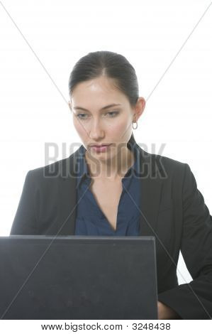 コンピューター上の深刻な女性