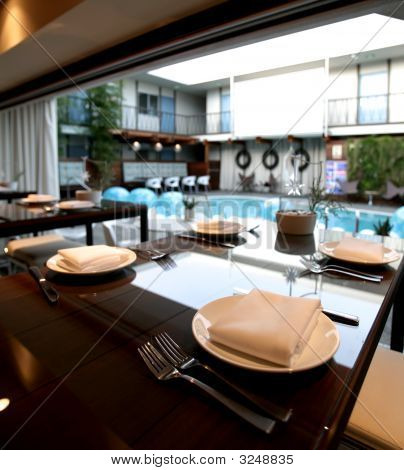 Hotel con comedor junto a la piscina