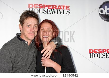LOS ANGELES - APR 29: Kevin Rahm, kone ankommer til 