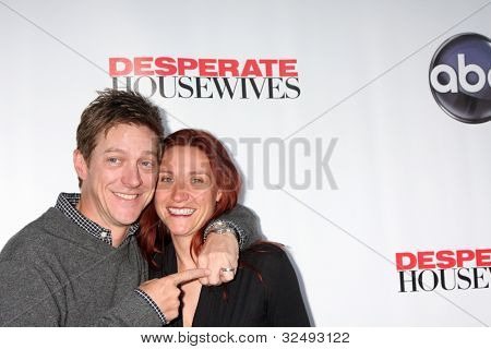 LOS ANGELES - APR 29: Kevin Rahm, kone ankommer til 