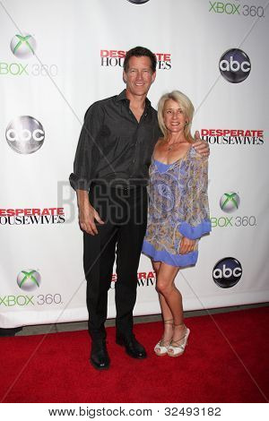 LOS ANGELES - APR 29: James Denton, Erin O'Brien Denton przybywa Wrap 
