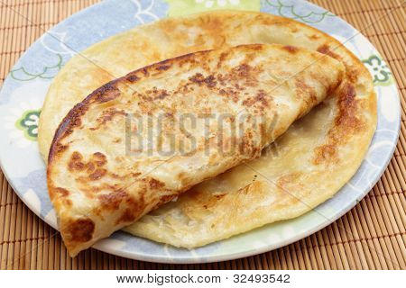 Parathas populære indiske og asiatiske lagdelt fladbrød, på en plade
