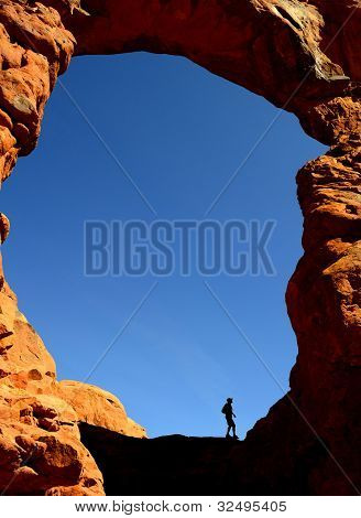 Silhuet af person vandreture i Arches National Park