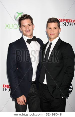 LOS ANGELES - APR 29: Max Carver, Charlie Carver ankommer til 