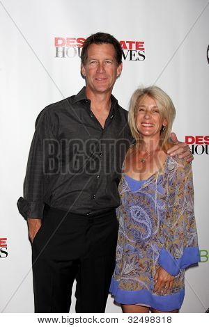 LOS ANGELES - APR 29: James Denton, Erin O'Brien Denton przybywa Wrap 
