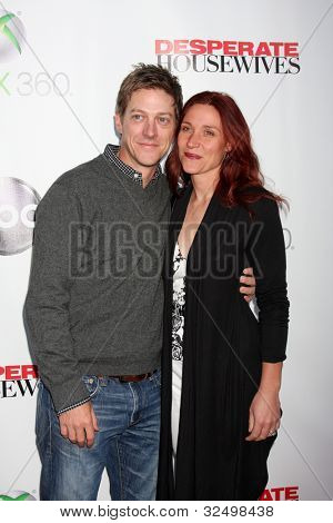 LOS ANGELES - APR 29: Kevin Rahm, kone ankommer til 