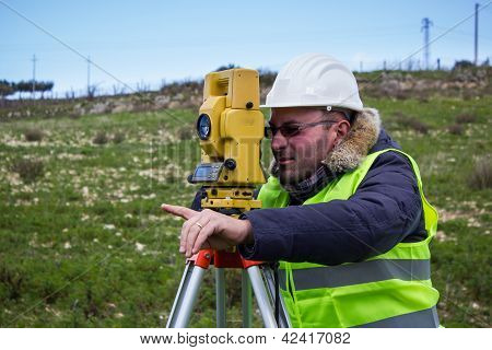 Ingegnere con teodolite