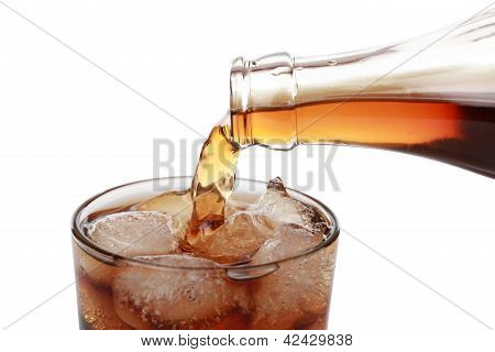 Gieten in een glas cola