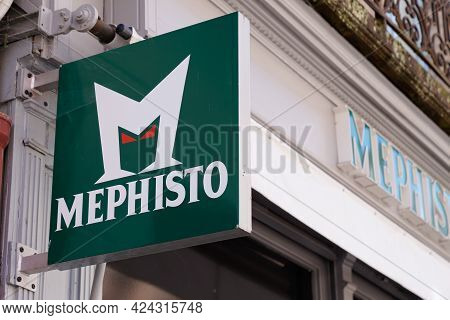 Toulouse , Occitanie France - 06 16 2021 : Mephisto Shop Sign Text And Logo Brand On Shoes Footwear 