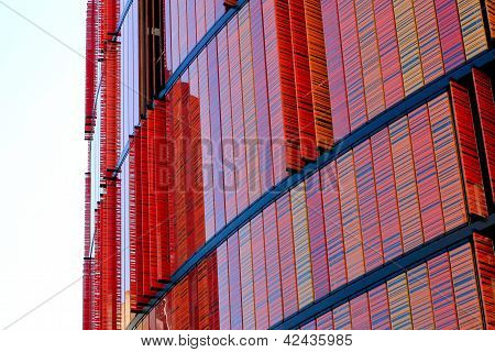 Современное офисное здание с цветными окнами