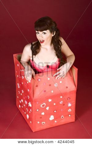 Pin Up Sexy žena v krabičce na den svatého Valentýna