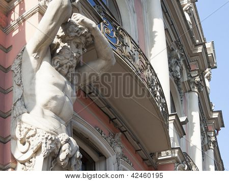 Rzeźba Atlant