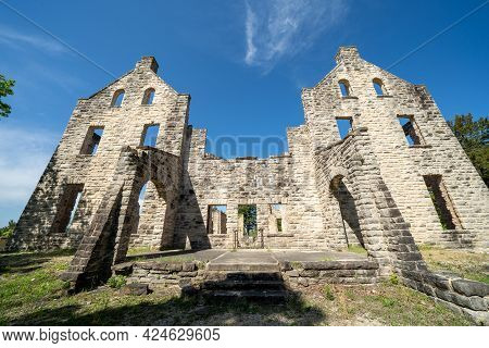 Castle Ruins In Ha Ha Tonka State Park, Lake Of The Ozarks Missouri