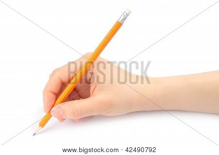 Main de femme avec un crayon