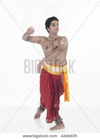 인도의 전통적인 남성 Bharathanatyam 댄서