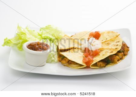 Delizioso pollo Quesadilla e verdure fresche