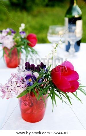 En flok af sommerblomster i Picnic