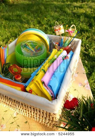 Lyse Multicolor sommer Picnic tilbehør i en kurv