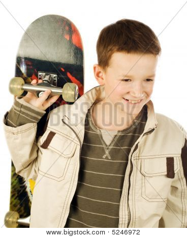 Jeune garçon Holding Skateboard