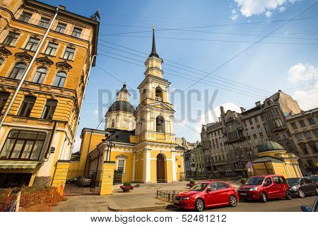 ST.PETERSBURG, RUSSIA - JUN 26: One of the streets in historical center, Jun 26, 2013, SPb, Russia. Petersburg ranked 10th place among the most visited and popular tourist cities in Europe.