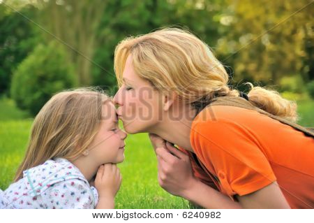 母は娘にキスしています