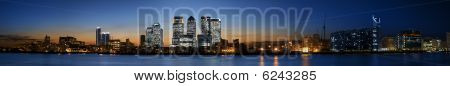 Canary Wharf panorama de noite.