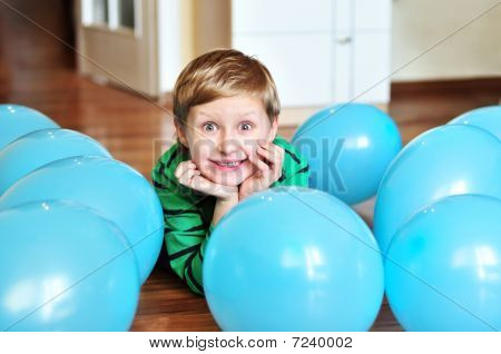 Çocuk balon ile döşeme