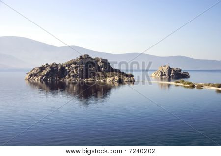 Lakebafaislandsandruins