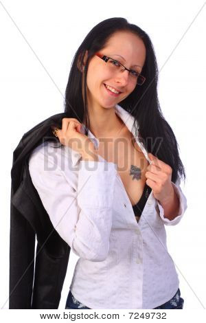 Elegante sorridente mulher vestindo óculos, mostrando sua tatuagem, como seduzir, isolado no branco