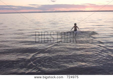 เด็กชายหาดยามเย็น