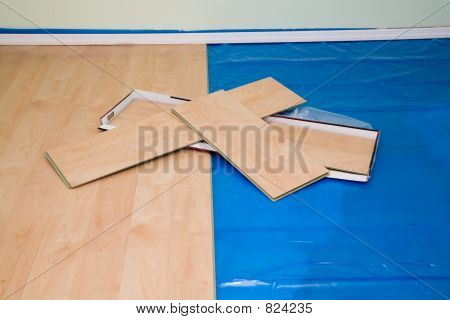 DIY Projekt: Installation von Ahorn Laminatfußboden im Leben fertig