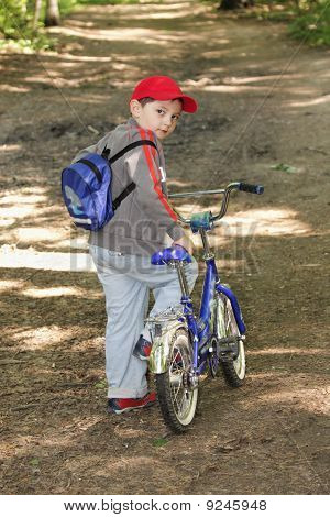 Ragazzo con la bicicletta guardando indietro