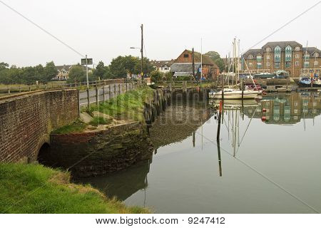 Strada rialzata sopra Eling Quay