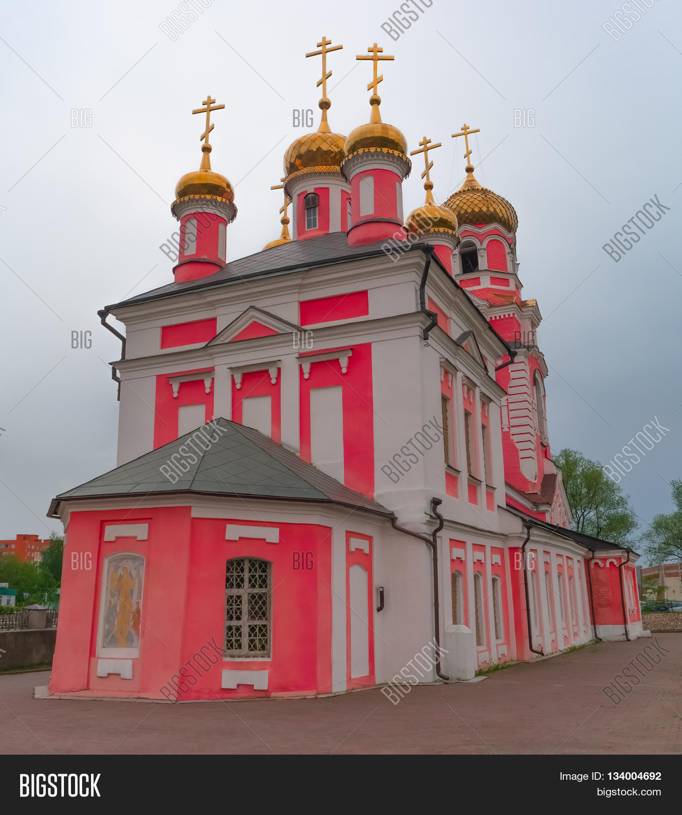 Цветы на фоне церкви. Самая красивая москва. Часовня новомучеников и исповедников российских долгопрудный. Фельтен чесменская церковь. Розовый цвет церквей.
