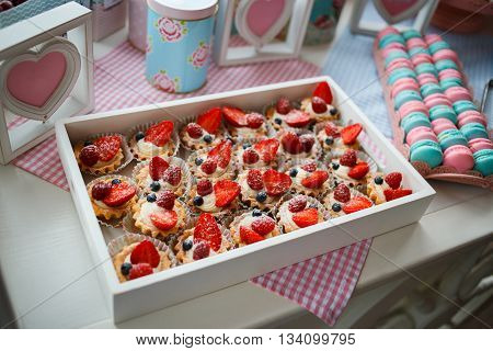 A delicious dessert for the whole family and easy diet, raspberry basket of unleavened dough with a gentle sprinkle with powdered sugar, fresh raspberries are a number of remaining dessert