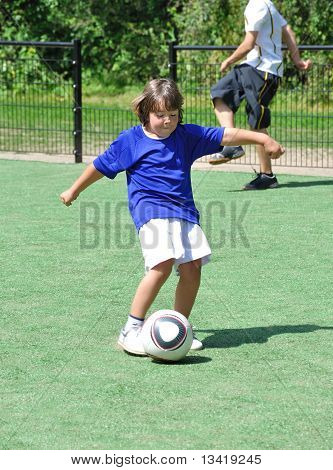 축구공을 야외 촬영 꽤 어린 소년